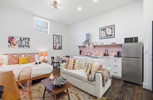 Downtown Jacksonville Apartment | The Raven Boutique ApartHotel - 13 Apts with Pool