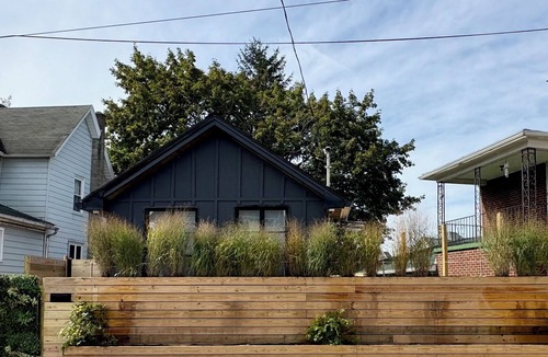 Dunmore House | Tiny House | KING Bed | Backyard | Private