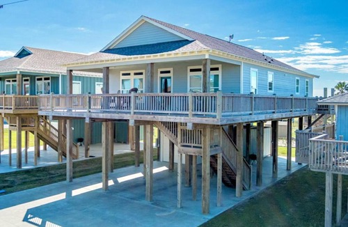 Crystal Beach House | Two Adjacent Cabins Sleeps 18