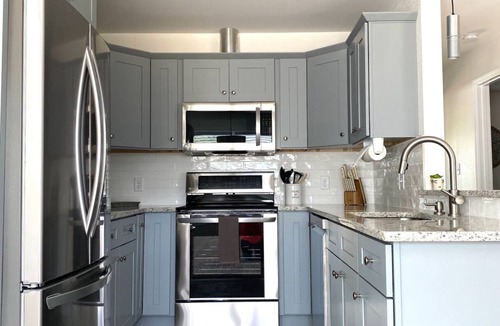 Pigeon Forge Cottage | Valley View, Easy Accessible 2 min to Parkway with AC, WiFi, Hot Tub