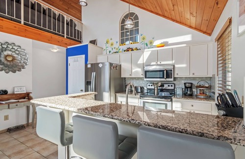 Dunnellon House | Wake up to river views:dreamy 4 bedrooms escape by the city beach in Dunnellon.