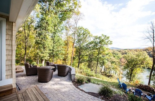 Front Royal Cottage | WANT GREAT VIEWS, PRIVATE DOCK AND PET FRIENDLY? THE RIVER OVERLOOK IS FOR YOU.