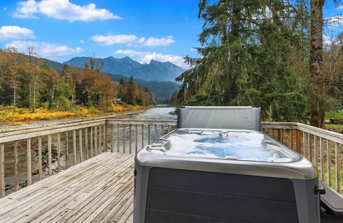 Gold Bar Cabin | Wild Sky river cabin above the Skykomish