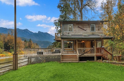 Gold Bar Cabin | Wild Sky river cabin above the Skykomish