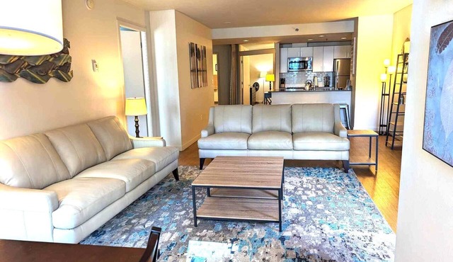 1 Block to Pike Pl Market ~ View Balcony ~ Easy Walk to Stadium - HUGE unit!