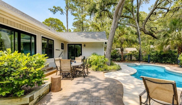 10 Baynard Cove-5 Minute walk to the beach with Private Pool & Spa
