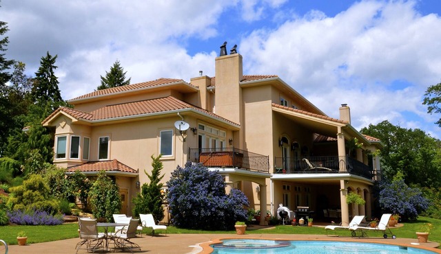11,000 sq ft, 6 bdrm Villa, Pool, Hot Tub, Theater. At the top of a vineyard.