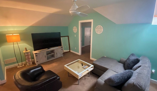 1Bedrm + full kitchen and minutes to beach& a block to trail.
