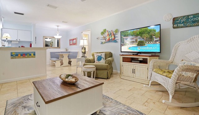 1BR Ground Floor Condo with Screened-in Porch! Reduced rates for August!