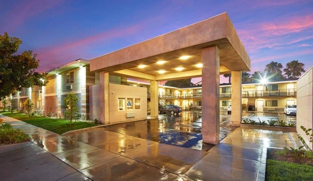 3 Affordable Units – Pool Access & Minutes to Disneyland!