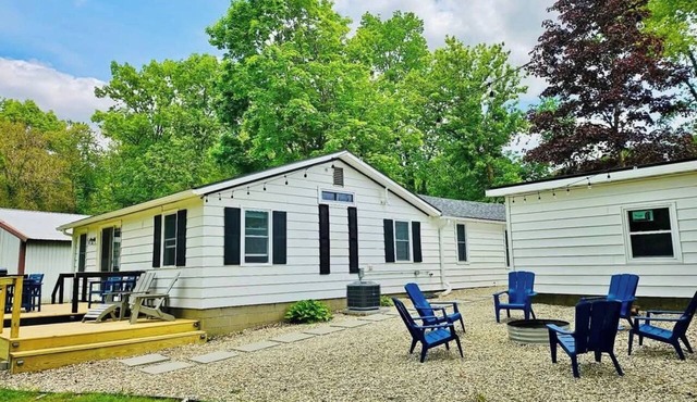 3-bedroom House in Sister Lakes on Magician Lake w/Dock. Relax on the Lake