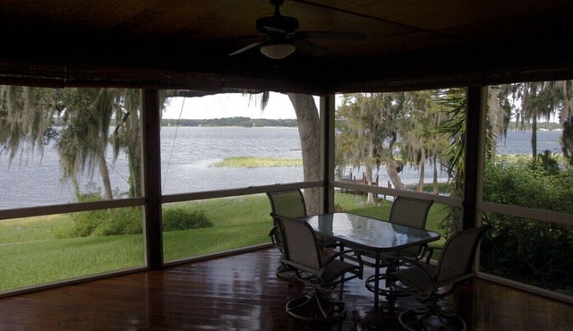3-bedroom lakefront villa with three kayaks