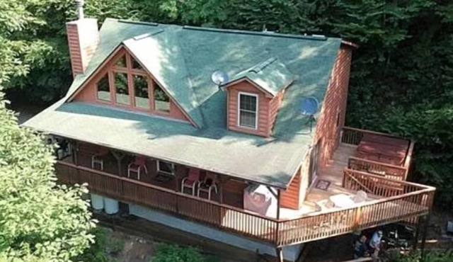 3 BR 2 1/2 BA Log Home with Creekside View, Hot Tub, Game Room & Fire Pit!