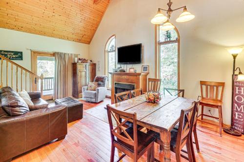3 Mi to Snowshoe Resort: Cabin w/Hot Tub