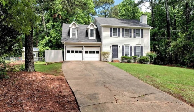 4BR house with Nature Views, and Firepit, Close to Trails