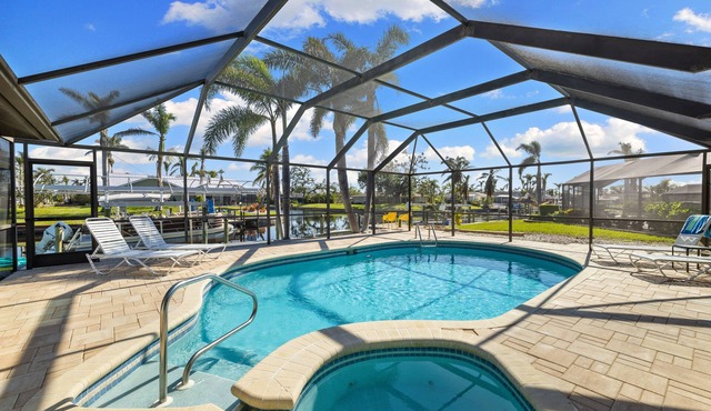 5 Bedroom/4 Bath Saltwater Pool Home with Kayaks and Boat! Fishing off the dock!