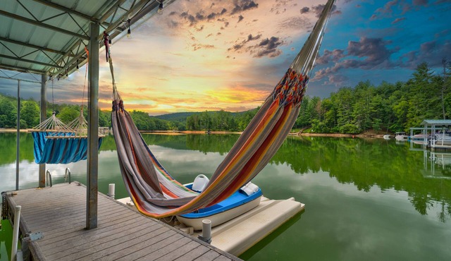 7 bedroom! Amazing Lake house, Private Dock & Jet Ski Pads, Kids Dream game room