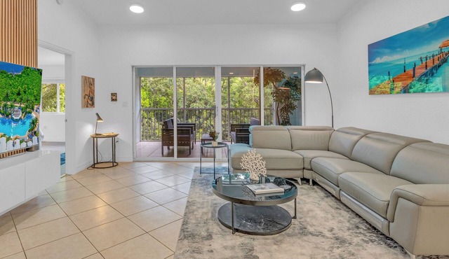 812 Mariners Club - 4 bedroom townhome with comfortable open living area