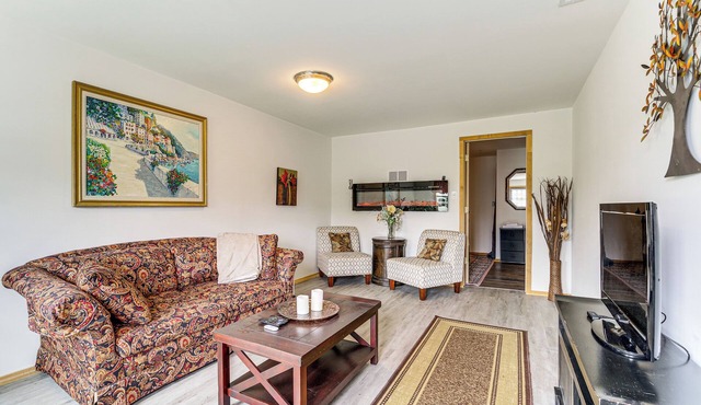 9 Acres, Pick Your Own Apples: Cabin in Arlington!