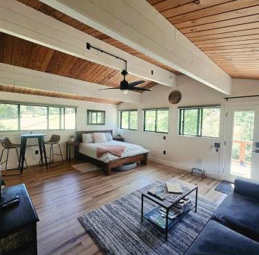 A Restful Studio Near a Creek and Forest - Pet Friendly