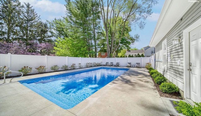 Alex`s Pool House Private Pool & Hot Tub Centrally Located in the Saugatuck Douglas Area