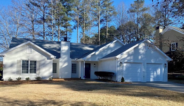 Alpharetta charmer walking distance to shops and restaurants