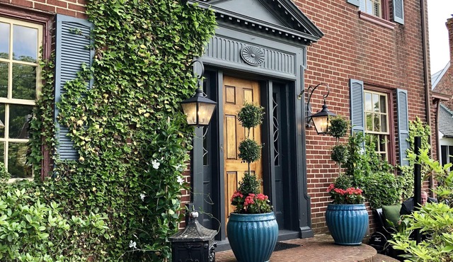 Amazing Colonial Home a Heart Beat from Colonial Williamsburg & William & Mary