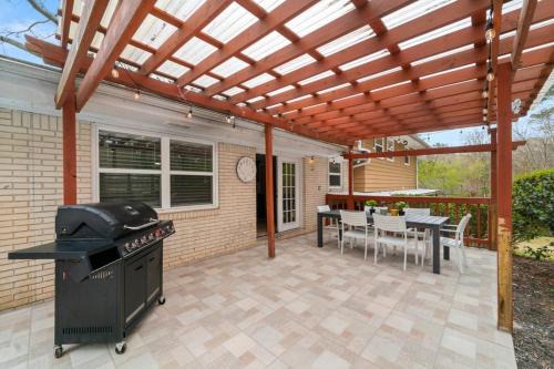 Atlanta Private Pool Retreat 5BR Home Sleeps 14