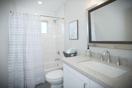 Awesome 5 bedroom 3 bath pool home with in-ground jacuzzi