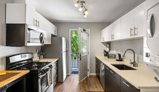 (B2bL) Cute Condo, Walkable to Midtown, 1 Block from MARTA