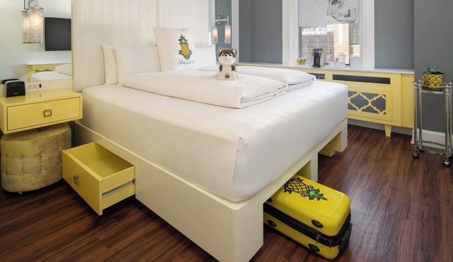 Back Bay King, Staypineapple, Great Location, Restaurant & Bar, Pets