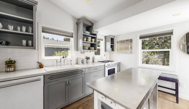 Beach Walk Bungalow - Walk Everywhere - Beach, Pier, Pacific City & Main Street!