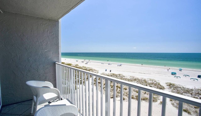 Beachfront Resort. Private Balcony with Beach View, Pool, Tiki Bar, Tickets Included Fun Activities!