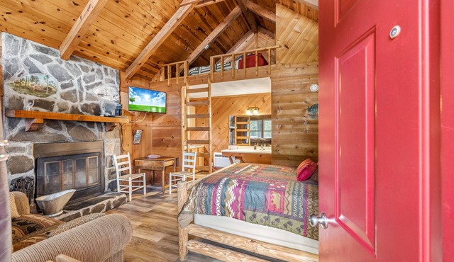 Bear Paw Cottage #2 Queen; Cozy! Adorable! Pet friendly! 4 miles to Helen!