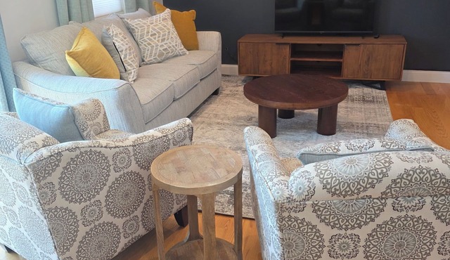 Beautiful 2-bedroom condo in Beverly 1 Mile to Salem