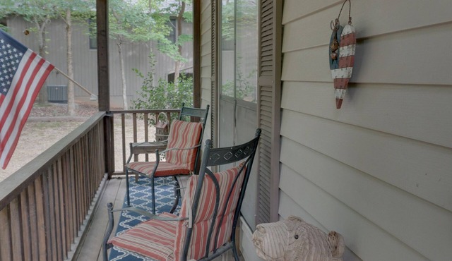 Beautiful bungalow w/golf, pool, hiking, dining