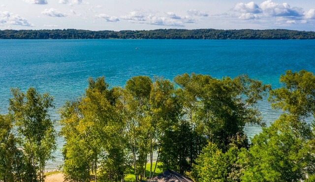 Birch Cottage Torch Lake Waterfront with Sunset Views, Kayaks and Paddleboards