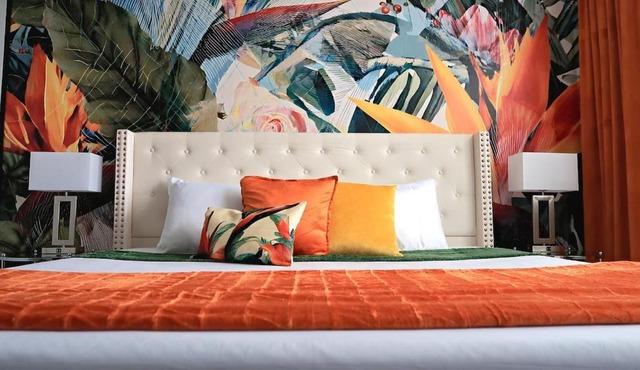 Bird of Paradise l 1BD Lux King in NE Jax