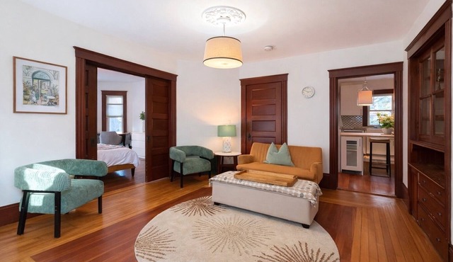 Boutique Porter Square home/1 stop from Harvard