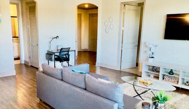 Buckhead Quarters- Spacious with Private Balcony