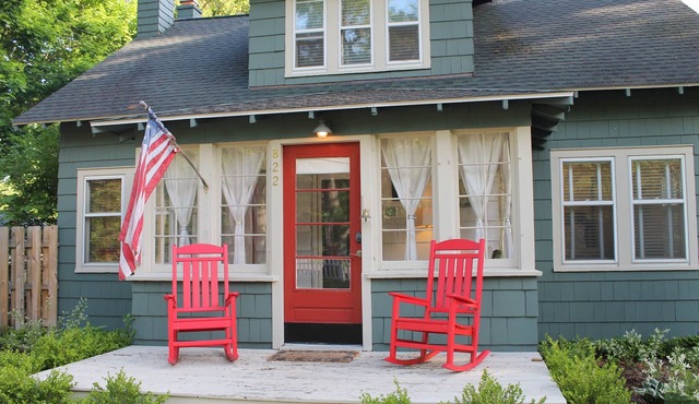 Cabernet Cottage minutes away from downtown & Oval beach! Hot Tub/Bonfire/Patio
