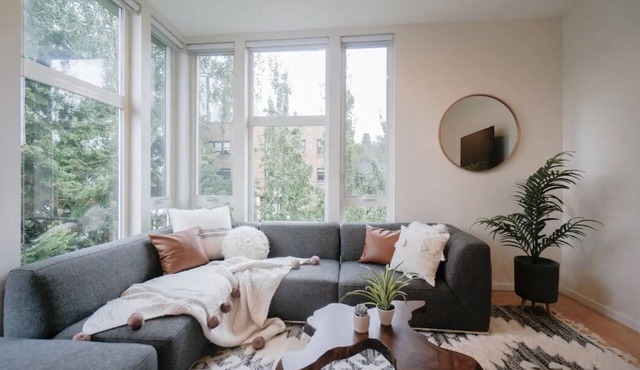 Cap Hill Loft, Pets OK, W/D, Walk to Needle