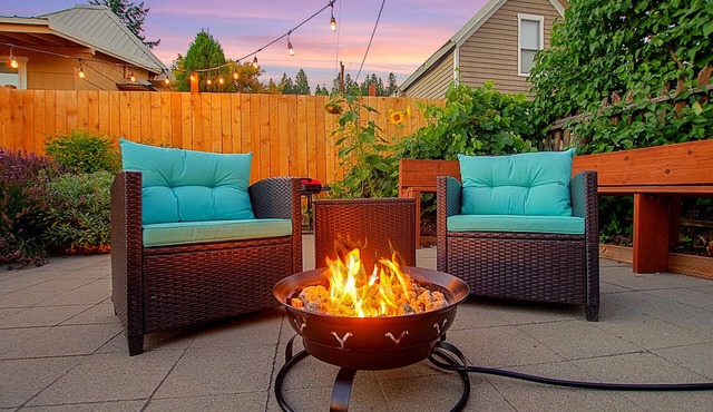 Cascade Getaway - Heart of Cle Elum - Full Kitchen, Private Patio & Pet Friendly