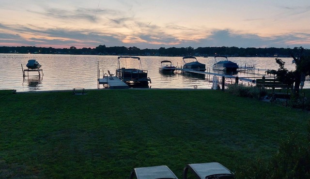 Charming 2-bedroom cottage "on Simonton Lake" in Elkhart, IN with WiFi and A/C