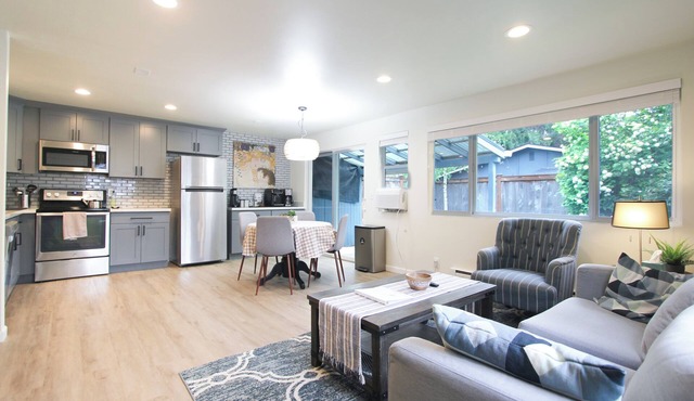 Charming 2-bedroom townhome in beautiful Issaquah with WiFi, AC