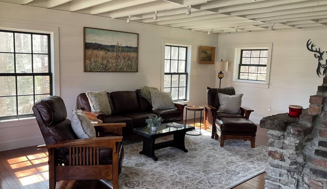 “Charming 4 Bedroom Lakefront Farmhouse: Breathtaking Views & Relaxing Retreat"