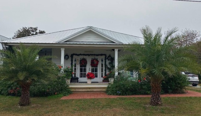 Charming cottage in Old Town Fernandina Bch on Amelia Is. Adult couple/no pets.