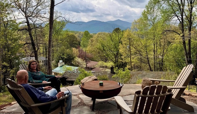 Charming Historic 1915 home fireplace, grill, & firepit near lake walking trail.
