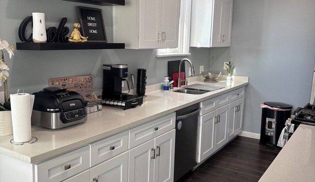 Charming Modern Dog Friendly 3-bedroom House near Disneyland