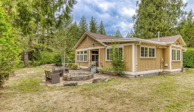 Charming mountain retreat with great deck views & fire pit - near skiing & golf